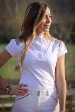 PÉNÉLOPE Pénélope Venise Show Polo Short Sleeve 9 PÉNÉLOPE Pénélope Venise Show Polo Short Sleeve -Cavalleria Toscana Store venise show polo white taupe front 987 904 010 penelope 72515.1688659708